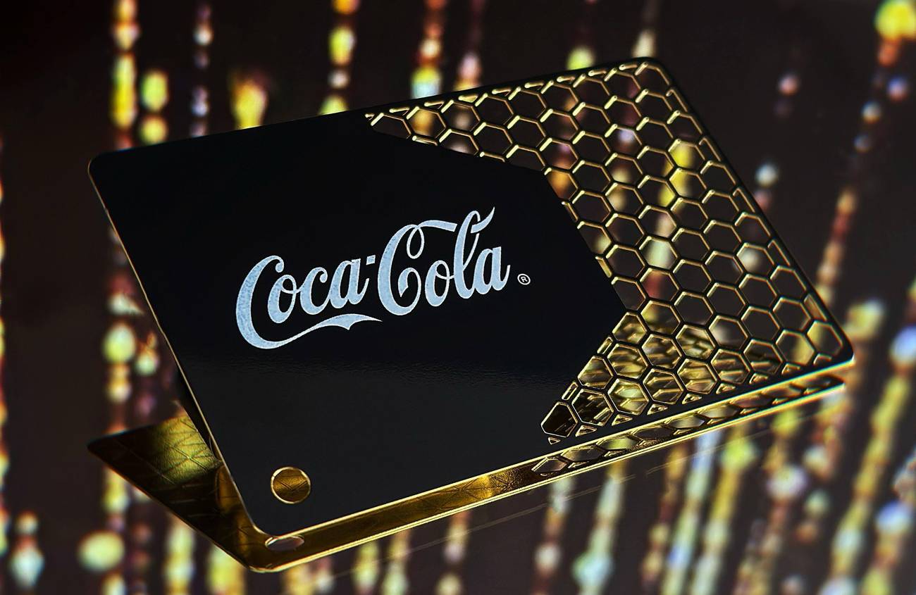 Coca-Cola: FDS Cardsin valmistama metallinen käyntikortti