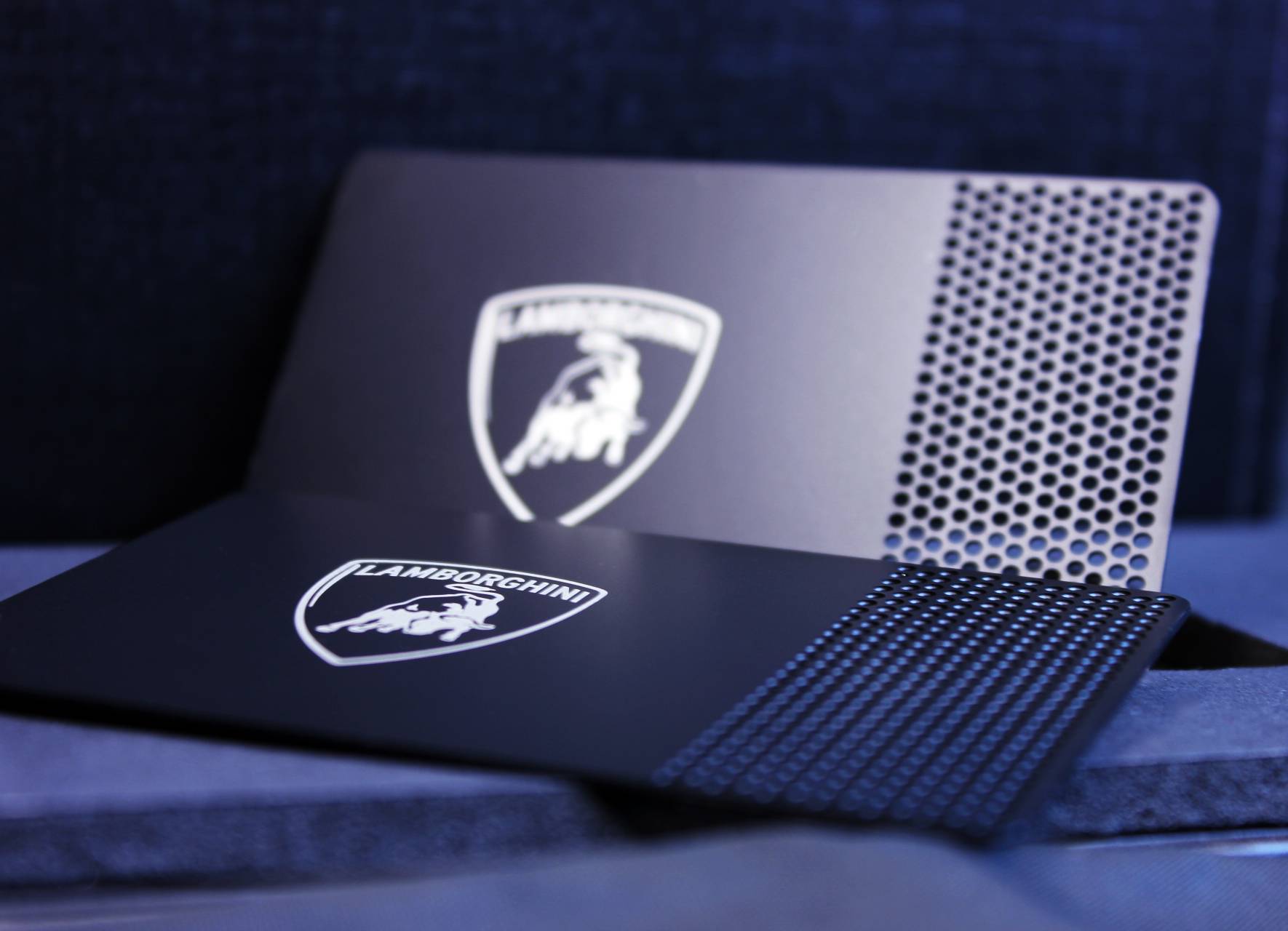 Lamborghini: FDS Cardsin valmistama metallinen käyntikortti