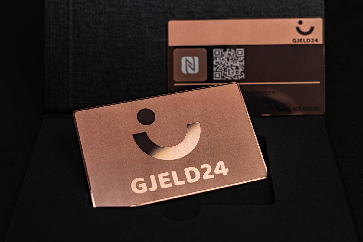 Roosakuldne GJELD24 metallkaart karbis, tagaküljel NFC ja QR-kood
