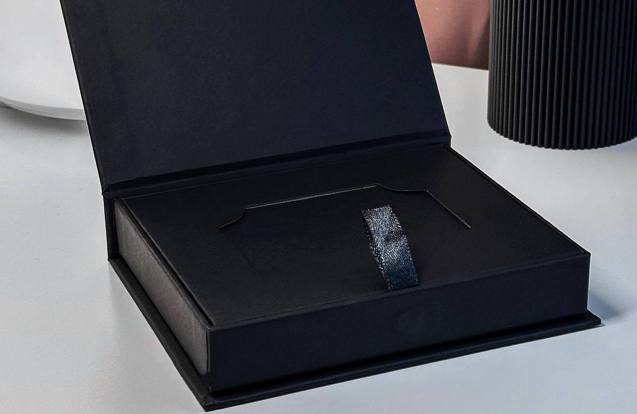 FDS Cardsin valmistama metallinen käyntikortti