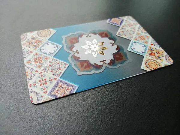 Kuviollinen läpinäkyvä kortti: FDS Cardsin valmistama kortti