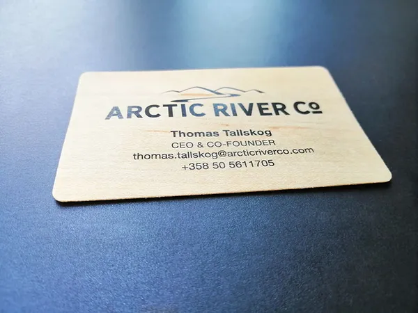 Arctic River Co -puukortti: FDS Cardsin valmistama kortti