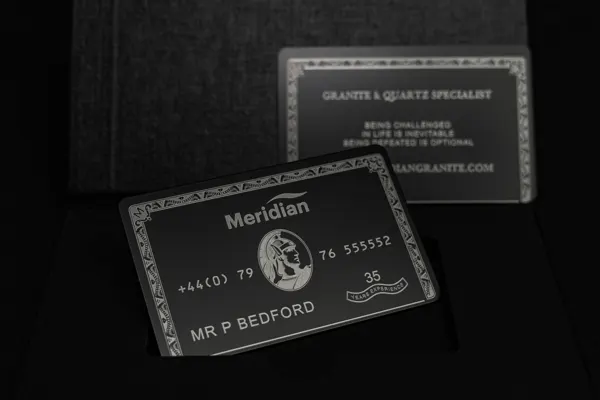 Black engraved cards: FDS Cardsin valmistama kortti