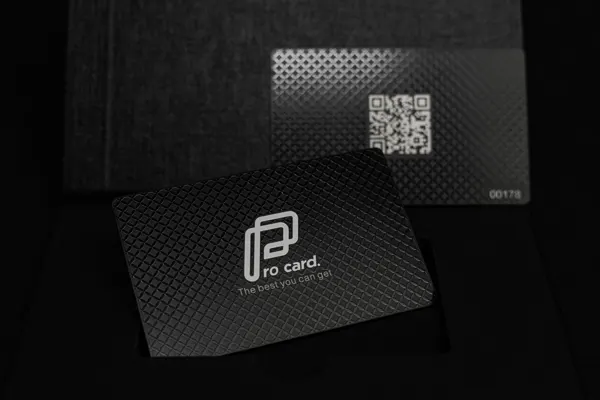 Black card and QR code: FDS Cardsin valmistama kortti